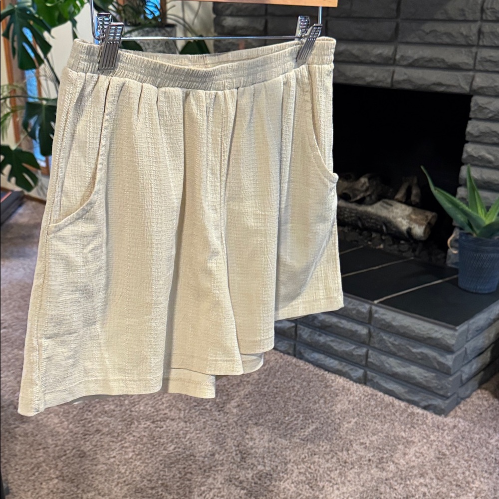 Women’s Cream Casual Elastic-Waist Shorts with Pockets